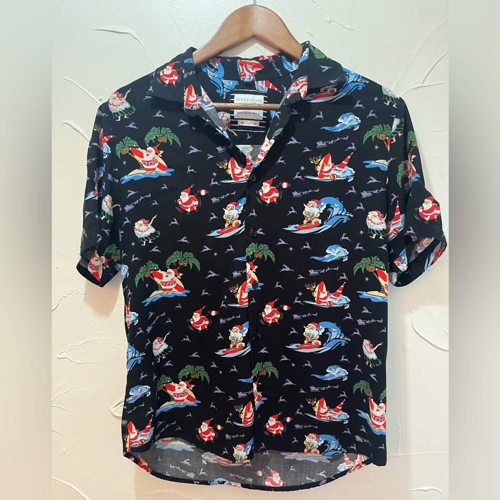 Denim and Flower Lets Beach Up Santa Short Sleeve Button Down Shirt SZ L